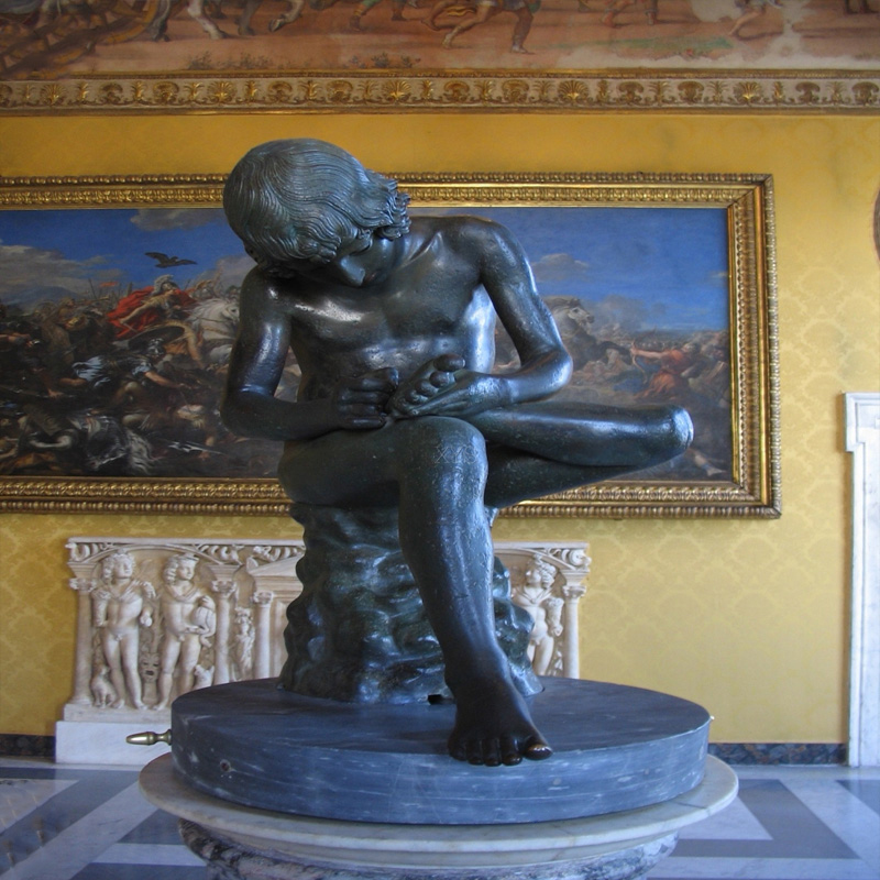 발에서 가시를 뽑는 소년의 튼튼한 야외 대리석 인간 조각품, 유럽 디자인